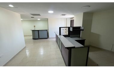 SE ARRIENDA OFICINA EN EL EDIFICIO CENTRO EJECUTIVO, SANTA MARTA