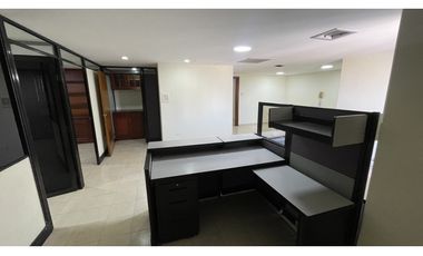 SE ARRIENDA OFICINA EN EL EDIFICIO CENTRO EJECUTIVO, SANTA MARTA