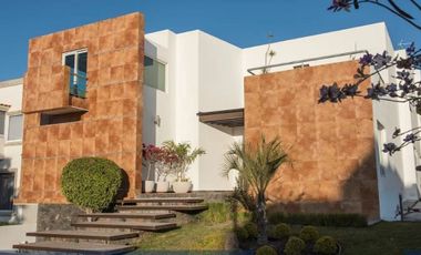 Linda Residencia en El Campanario, Alberca Techada, Diseño de Autor, Luxury