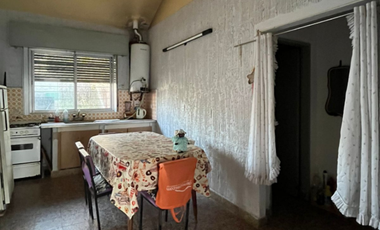 CASA CON 3 AMBIENTES Y AMPLIO LOTE EN VENTA, SANTA TERESITA