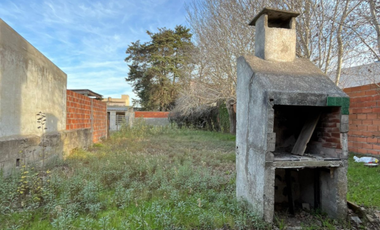 CASA CON 3 AMBIENTES Y AMPLIO LOTE EN VENTA, SANTA TERESITA