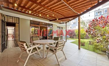 Casa De 2 Pisos En Venta En Esquina En Surco
