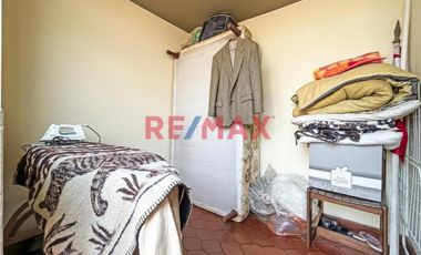 Casa De 2 Pisos En Venta En Esquina En Surco