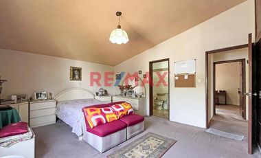Casa De 2 Pisos En Venta En Esquina En Surco