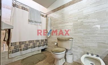 Casa De 2 Pisos En Venta En Esquina En Surco
