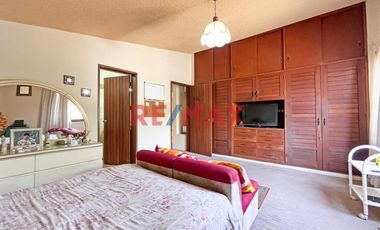 Casa De 2 Pisos En Venta En Esquina En Surco