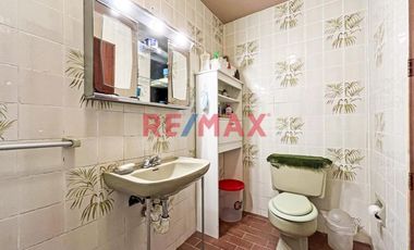 Casa De 2 Pisos En Venta En Esquina En Surco