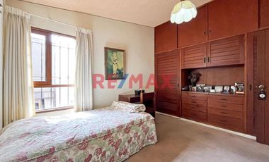 Casa De 2 Pisos En Venta En Esquina En Surco