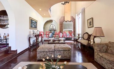 Casa De 2 Pisos En Venta En Esquina En Surco