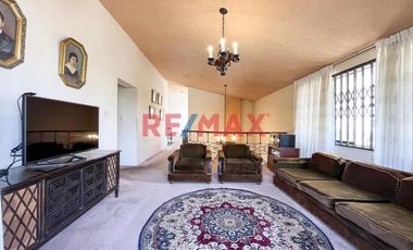 Casa De 2 Pisos En Venta En Esquina En Surco