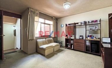 Casa De 2 Pisos En Venta En Esquina En Surco