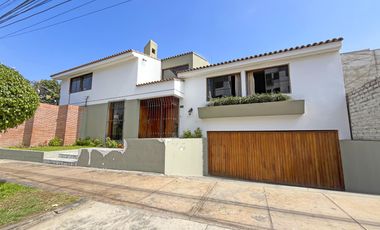 Casa De 2 Pisos En Venta En Esquina En Surco