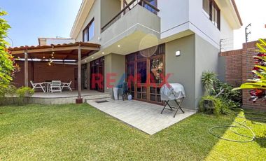 Casa De 2 Pisos En Venta En Esquina En Surco