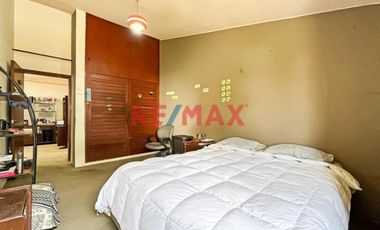 Casa De 2 Pisos En Venta En Esquina En Surco