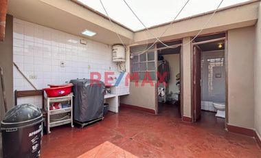 Casa De 2 Pisos En Venta En Esquina En Surco