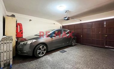 Casa De 2 Pisos En Venta En Esquina En Surco