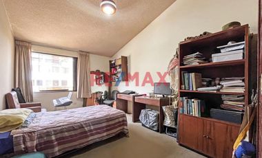 Casa De 2 Pisos En Venta En Esquina En Surco