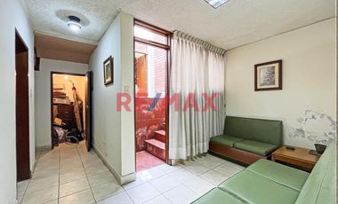 Casa De 2 Pisos En Venta En Esquina En Surco