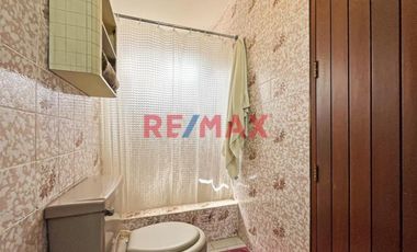 Casa De 2 Pisos En Venta En Esquina En Surco