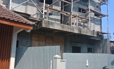 Rumah Kost proses finishing bangunan 2 lantai di tengah Kota dekat Hotel Tentrem