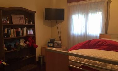 Chalet ubicado a 150 metros de la Avenida Hipólito Yrigoyen. Casa Tipo Chalet Apta Crédito En Longchamps