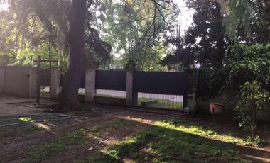 Chalet ubicado a 150 metros de la Avenida Hipólito Yrigoyen. Casa Tipo Chalet Apta Crédito En Longchamps