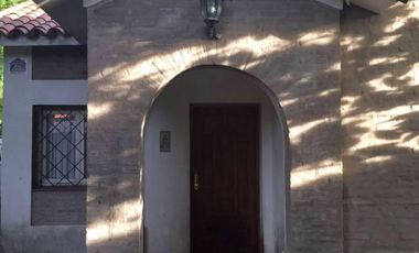 Chalet ubicado a 150 metros de la Avenida Hipólito Yrigoyen. Casa Tipo Chalet Apta Crédito En Longchamps