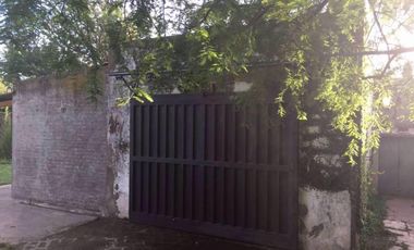 Chalet ubicado a 150 metros de la Avenida Hipólito Yrigoyen. Casa Tipo Chalet Apta Crédito En Longchamps