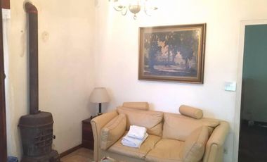Chalet ubicado a 150 metros de la Avenida Hipólito Yrigoyen. Casa Tipo Chalet Apta Crédito En Longchamps