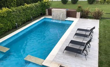 Venta de casa en el Country Echeverria del lago - Canning