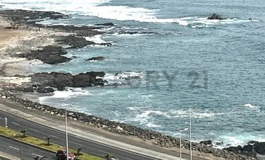 SE ARRIENDA HERMOSO DEPARTAMENTO FRENTE AL MAR.