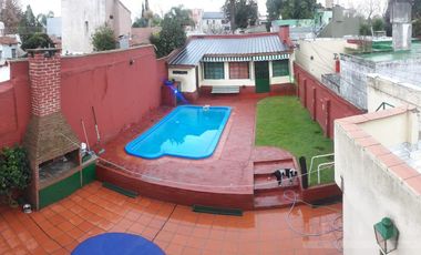 Venta 2 casas Banfield 520m2 pileta quincho 8 ambientes Financiación Permuta