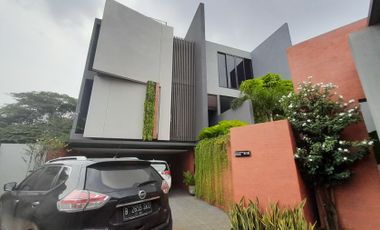 Townhouse baru 3,5 lantai Swimming pool bintaro Jakarta Selatan