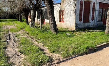Vendo Casa Antigua con amplio Terreno en Caseros, Entre Ríos.