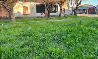 Vendo Casa Antigua con amplio Terreno en Caseros, Entre Ríos.