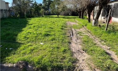 Vendo Casa Antigua con amplio Terreno en Caseros, Entre Ríos.