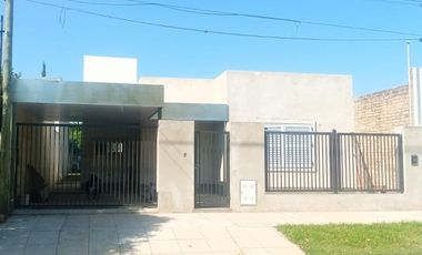 Casa en venta - 2 Dormitorios 1 Baño - Cochera - 330Mts2 - Lincoln