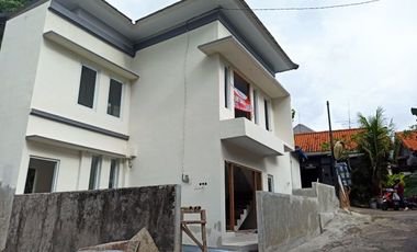 RUMAH 2 LANTAI SEMI VILLA SIAP HUNI HANYA 3 MENIT KE GARUDA WISNU KENCANA