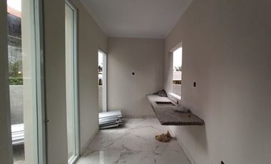 RUMAH 2 LANTAI SEMI VILLA SIAP HUNI HANYA 3 MENIT KE GARUDA WISNU KENCANA
