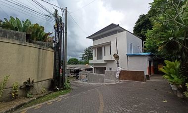 RUMAH 2 LANTAI SEMI VILLA SIAP HUNI HANYA 3 MENIT KE GARUDA WISNU KENCANA