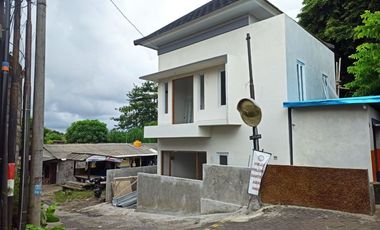 RUMAH 2 LANTAI SEMI VILLA SIAP HUNI HANYA 3 MENIT KE GARUDA WISNU KENCANA