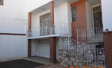 Venta Excelente Casa en La Paloma 12x30, 8 Recamaras todas con baño completo.