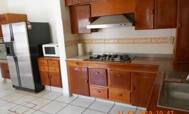 Venta Excelente Casa en La Paloma 12x30, 8 Recamaras todas con baño completo.