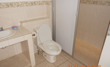 Venta Excelente Casa en La Paloma 12x30, 8 Recamaras todas con baño completo.