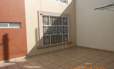 Venta Excelente Casa en La Paloma 12x30, 8 Recamaras todas con baño completo.