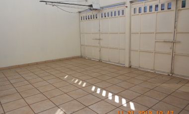 Venta Excelente Casa en La Paloma 12x30, 8 Recamaras todas con baño completo.