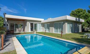 Casa a estrenar en Venta Costa Esmeralda Barrio Ecuestre