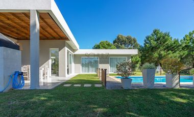 Casa a estrenar en Venta Costa Esmeralda Barrio Ecuestre