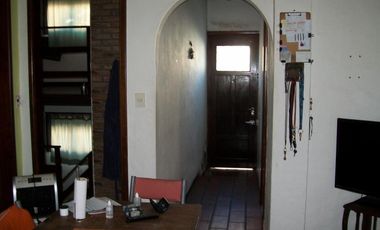 CASA 4 AMB. EN LOTE PPIO VENTA URGENTE POR VIAJE AL EXTERIOR ANTE-ESQUINA C /PATIO Y TZA - PERMUTO