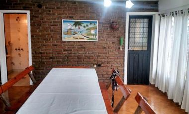 CASA 5 AMB CON LOTE DE 400 MTS PERMUTA POR DEPTO 3 AMB CON COCHERA QUILMES CENTRO